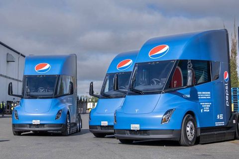 Der Tesla Semi rollt aktuell nur in Kleinstmengen durch die USA – offenbar hat Elon Musk mit dem Lkw größere Pläne.