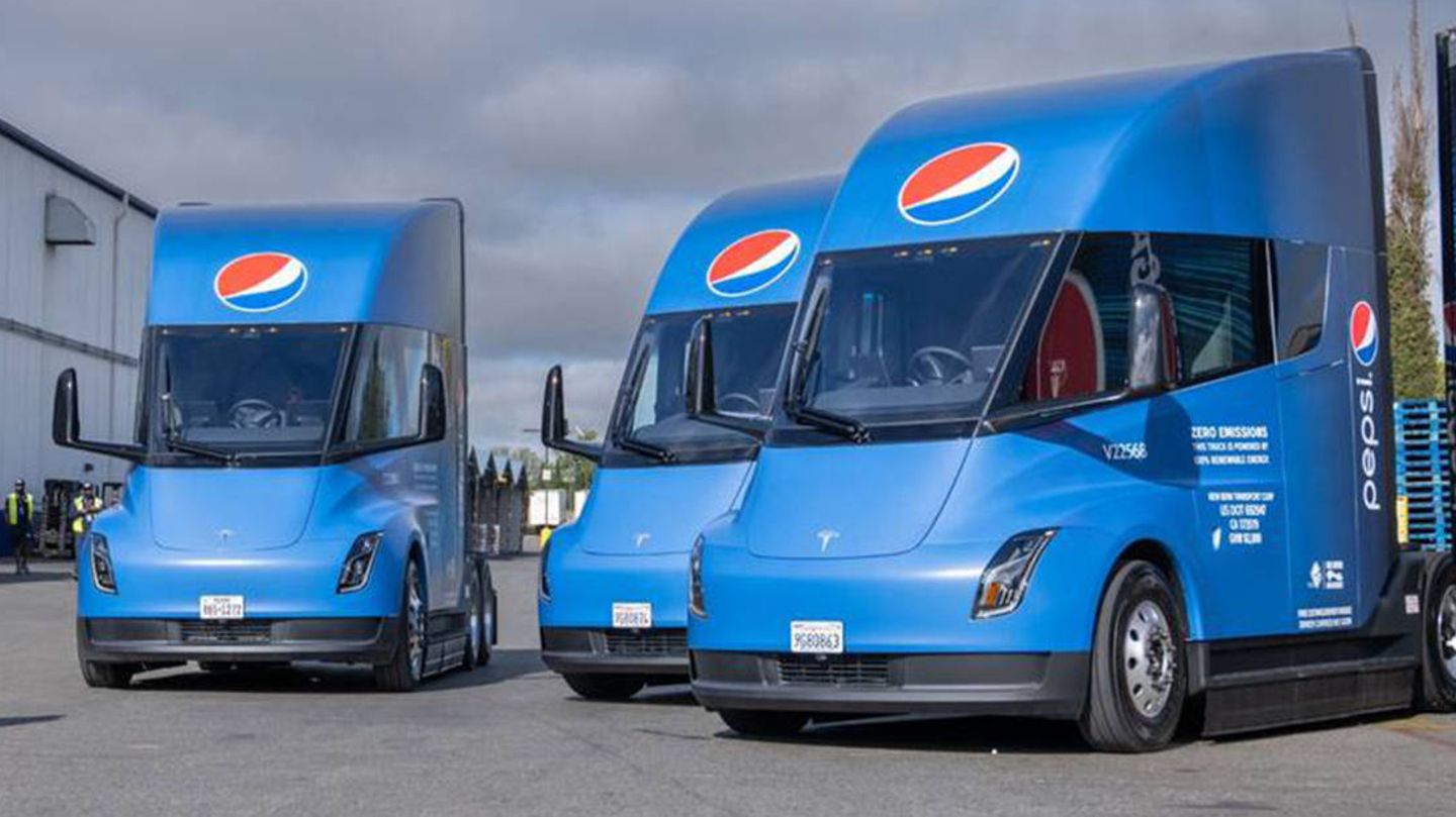 Der Tesla Semi rollt aktuell nur in Kleinstmengen durch die USA – offenbar hat Elon Musk mit dem Lkw größere Pläne.
