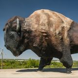 Die Skulptur eines Bisons, der 8 Meter hoch und 14 Meter lang ist und 60 Tonnen schwer