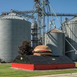 Ein Riesen-Hamburger liegt in der Stadt Seymour auf einem Podest