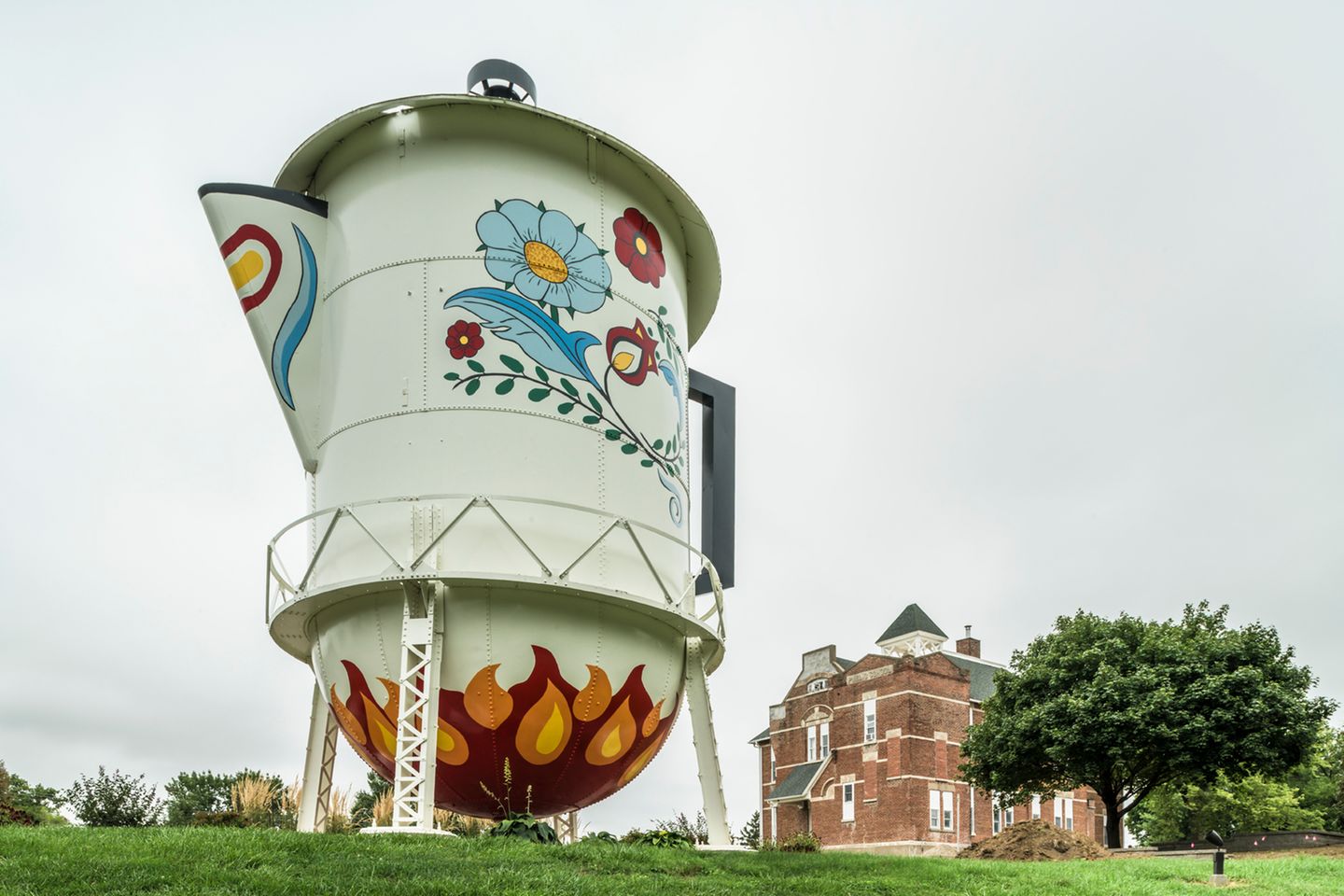Die größte Kaffeekanne der Welt ist ein ehemaliger Wasserturm in Stanton, Iowa, USA Die größte Kaffeekanne der Welt ist ein ehemaliger Wasserturm in Stanton, Iowa, USA