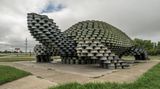 Auf dem Bild ist eine, aus alten Auto-Metallfelgen, nachgebaute Schildkröte zu sehen.