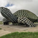 Auf dem Bild ist eine, aus alten Auto-Metallfelgen, nachgebaute Schildkröte zu sehen.