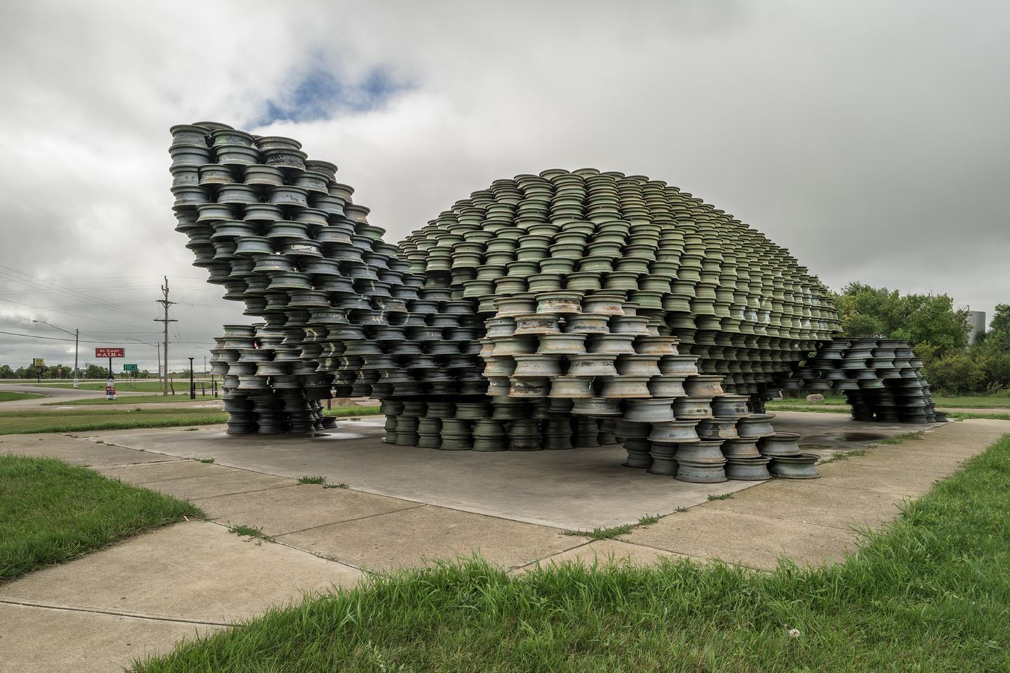 Auf dem Bild ist eine, aus alten Auto-Metallfelgen, nachgebaute Schildkröte zu sehen. Auf dem Bild ist eine, aus alten Auto-Metallfelgen, nachgebaute Schildkröte zu sehen.