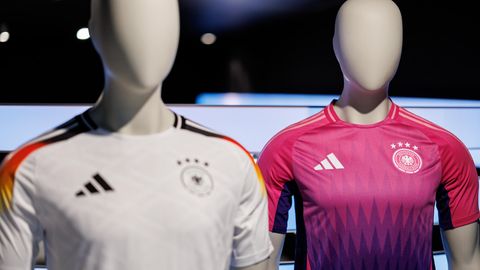 Ein DFB-Trikot zur Fußball-EM 2024 ist weiß, das andere pink