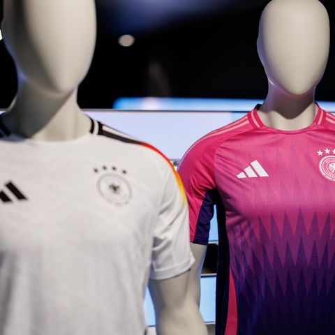 Ein DFB-Trikot zur Fußball-EM 2024 ist weiß, das andere pink