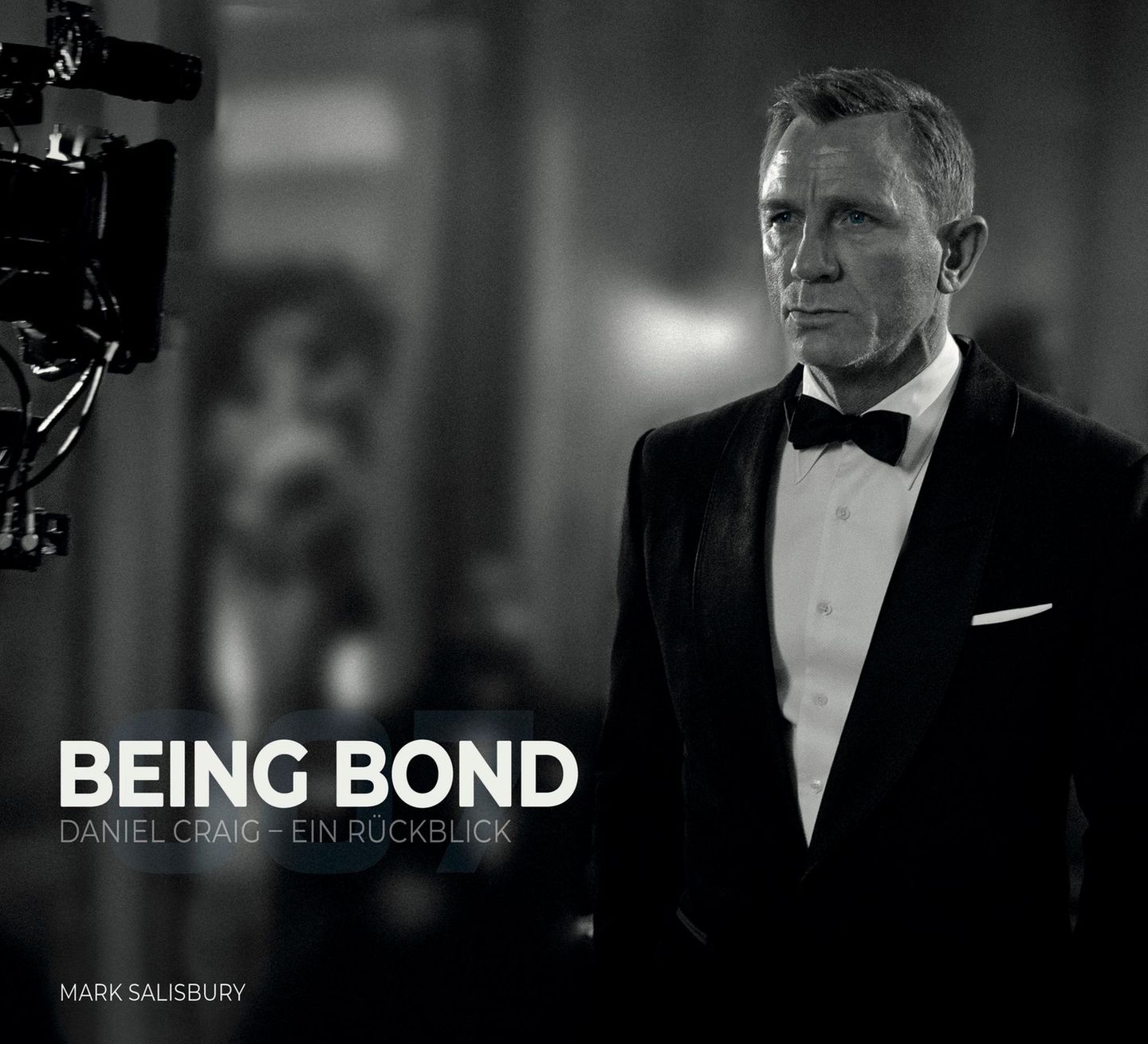 Der Bildband "Being Bond: Daniel Craig - Ein Rückblick" ist bei Cross Cult Entertainment erschienen und kostet 49 Euro. Mehr unter www.cross-cult.de