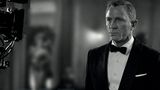 Der Bildband "Being Bond: Daniel Craig - Ein Rückblick" ist bei Cross Cult Entertainment erschienen und kostet 49 Euro. Mehr unter www.cross-cult.de