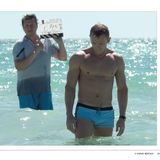 Der Bildband "Being Bond: Daniel Craig - Ein Rückblick" lässt die fünf Filme noch einmal Revue passieren und wirft einen Blick hinter die Kulissen.