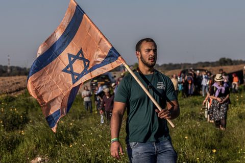 Rückkehr nach Gaza: Mitglieder der radikalen Siedlerbewegung dringen am 29. Februar in den Norden des Palästinensergebiets vor. Die Aktion war ein symbolischer Startschuss der Kampange zum Wiederaufbau der 2005 geräumten Gaza-Siedlungen. Schon damals war Orange die Farbe der Siedler-Bewegung.