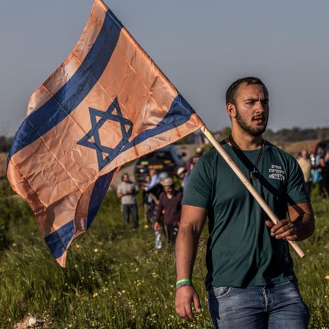 Rückkehr nach Gaza: Mitglieder der radikalen Siedlerbewegung dringen am 29. Februar in den Norden des Palästinensergebiets vor. Die Aktion war ein symbolischer Startschuss der Kampange zum Wiederaufbau der 2005 geräumten Gaza-Siedlungen. Schon damals war Orange die Farbe der Siedler-Bewegung.