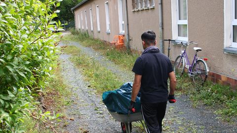 Asylbewerber erledigen Gartenarbeiten im Landkreis Saale-Orla