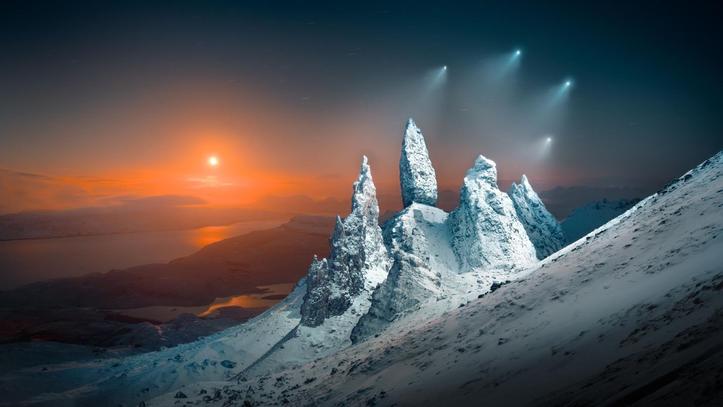 Am Horizont geht ein Mond auf und am über dem "alten Mann von Storr" in Schottland fliegen Drohnen