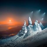 Am Horizont geht ein Mond auf und am über dem "alten Mann von Storr" in Schottland fliegen Drohnen