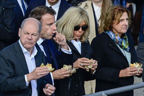 Olaf Scholz (l.), seine Frau Britta Ernst (r.) und das Ehepaar Macron essen Fischbrötchen.