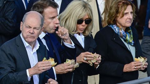Olaf Scholz (l.), seine Frau Britta Ernst (r.) und das Ehepaar Macron essen Fischbrötchen.