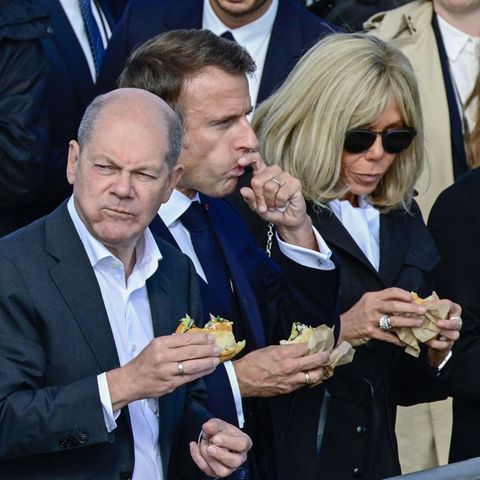 Olaf Scholz (l.), seine Frau Britta Ernst (r.) und das Ehepaar Macron essen Fischbrötchen.