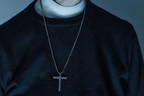 Kette mit einem Kreuz über dem Ornat einer Nonne