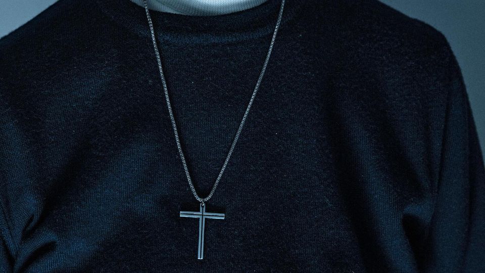 Kette mit einem Kreuz über dem Ornat einer Nonne