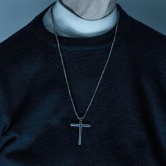 Kette mit einem Kreuz über dem Ornat einer Nonne