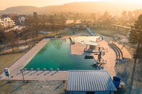 Ein leeres Freibad iim Sonnenschein