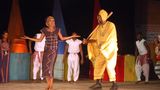 "Scherzbeziehungen" (engl: joking relationship) sind in Niger eine soziale Praxis, um Solidarität, Geselligkeit und den Dialog zwischen Generationen zu fördern. Es geht um die spielerische Verspottung von Menschen aus zwei Gemeinschaften. "Scherzbeziehungen" werden auf Feldern, in Büros, auf Marktplätzen und zu Hause praktiziert, im Alltag und bei besonderen Anlässen.