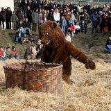 Um den Winter zu verabschieden, finden in Andorra und Frankreich jährlich die beliebten "Bärenfeste" statt. Junge Männer verkleiden sich mit Fellen, reiben ihre Gesichter mit Öl und Ruß ein und rennen so durch Straßen und Gassen. Die Verfolgungsjagd auf sie ist eröffnet.    
