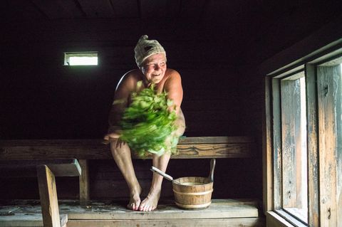 Die Sauna ist den Finnen heilig, gilt als "Kirche der Natur". Im Mittelpunkt steht "Löyly", der Geist oder Dampf, der freigesetzt wird, wenn Wasser auf einen Stapel erhitzter Steine ​​gegossen wird. Auf 5,5 Millionen Einwohner kommen in Finnland 3,3 Millionen Saunen. 