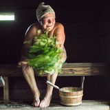 Die Sauna ist den Finnen heilig, gilt als "Kirche der Natur". Im Mittelpunkt steht "Löyly", der Geist oder Dampf, der freigesetzt wird, wenn Wasser auf einen Stapel erhitzter Steine ​​gegossen wird. Auf 5,5 Millionen Einwohner kommen in Finnland 3,3 Millionen Saunen. 