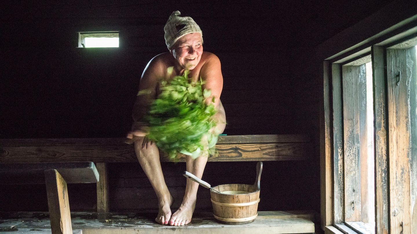 Saunakultur in Finnland Die Sauna ist den Finnen heilig, gilt als "Kirche der Natur". Im Mittelpunkt steht "Löyly", der Geist oder Dampf, der freigesetzt wird, wenn Wasser auf einen Stapel erhitzter Steine gegossen wird. Auf 5,5 Millionen Einwohner kommen in Finnland 3,3 Millionen Saunen.