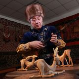 Orteke ist eine Volkskunst, die Theater, Musik und Puppenspiel verbindet. Die Musik wird mit einem Instrument namens "Dombyra" gespielt, dazu kommt ein Tanz, der von einer Bergziegen-Holzpuppe aufgeführt wird. Wenn der Musiker mit den Fingern die Dombyra spielt, erwacht die Puppe zum Leben und hüpft synchron zur Musik. Der Trick dahinter? Puppenspieler-Magie.