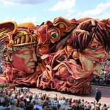 Der "Blumenkorso" ist eine Parade, die jedes Jahr auf Straßen und Flüssen in den Niederlanden stattfindet. Familien, Freunde und ganze Nachbarschaften verbringen oft Monate damit, aufwendige Festwagen vorzubereiten und am Ende mit frischen Blumen, Obst und Gemüse zu schmücken. Die Kunstwerke sind bis zu 20 Meter lang und 10 Meter hoch, besitzen Motoren oder werden per Hand geschoben. Der "Corso" ist ein Wettbewerb, der von der Jury am besten bewertete Festwagen gewinnt einen Preis.