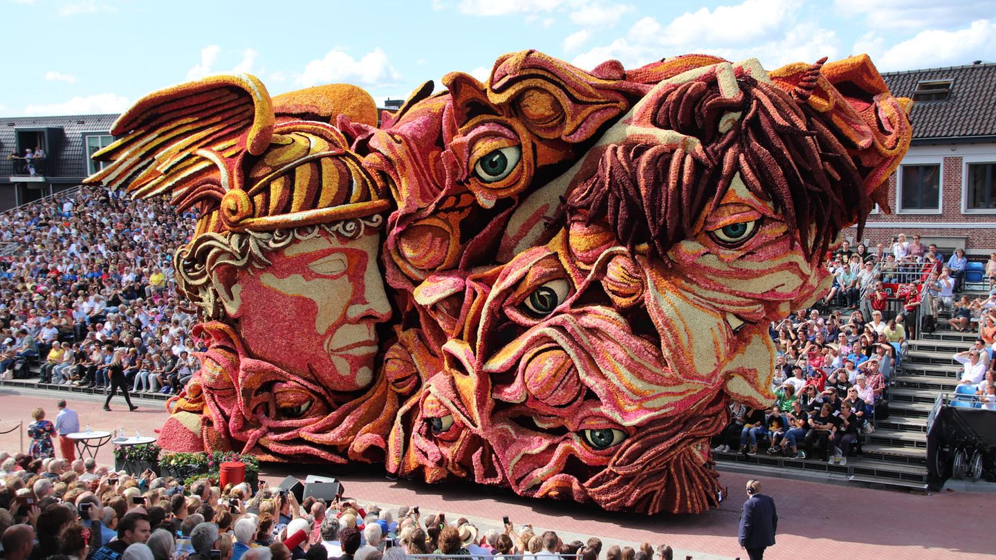 Blumenkorso in den Niederlanden Der "Blumenkorso" ist eine Parade, die jedes Jahr auf Straßen und Flüssen in den Niederlanden stattfindet. Familien, Freunde und ganze Nachbarschaften verbringen oft Monate damit, aufwendige Festwagen vorzubereiten und am Ende mit frischen Blumen, Obst und Gemüse zu schmücken. Die Kunstwerke sind bis zu 20 Meter lang und 10 Meter hoch, besitzen Motoren oder werden per Hand geschoben. Der "Corso" ist ein Wettbewerb, der von der Jury am besten bewertete Festwagen gewinnt einen Preis.