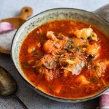 Auch traditionelle Gerichte befinden sich auf der Liste des immateriellen Kulturerbes. Ukrainischer Borschtsch wird aus Brühe, Roter Bete, Zuckerrüben oder fermentiertem Rübensaft zubereitet. Als Ausdruck der Gastfreundschaft bringt er Menschen jeden Alters, Geschlechts und jeder Herkunft an einem Tisch zusammen.