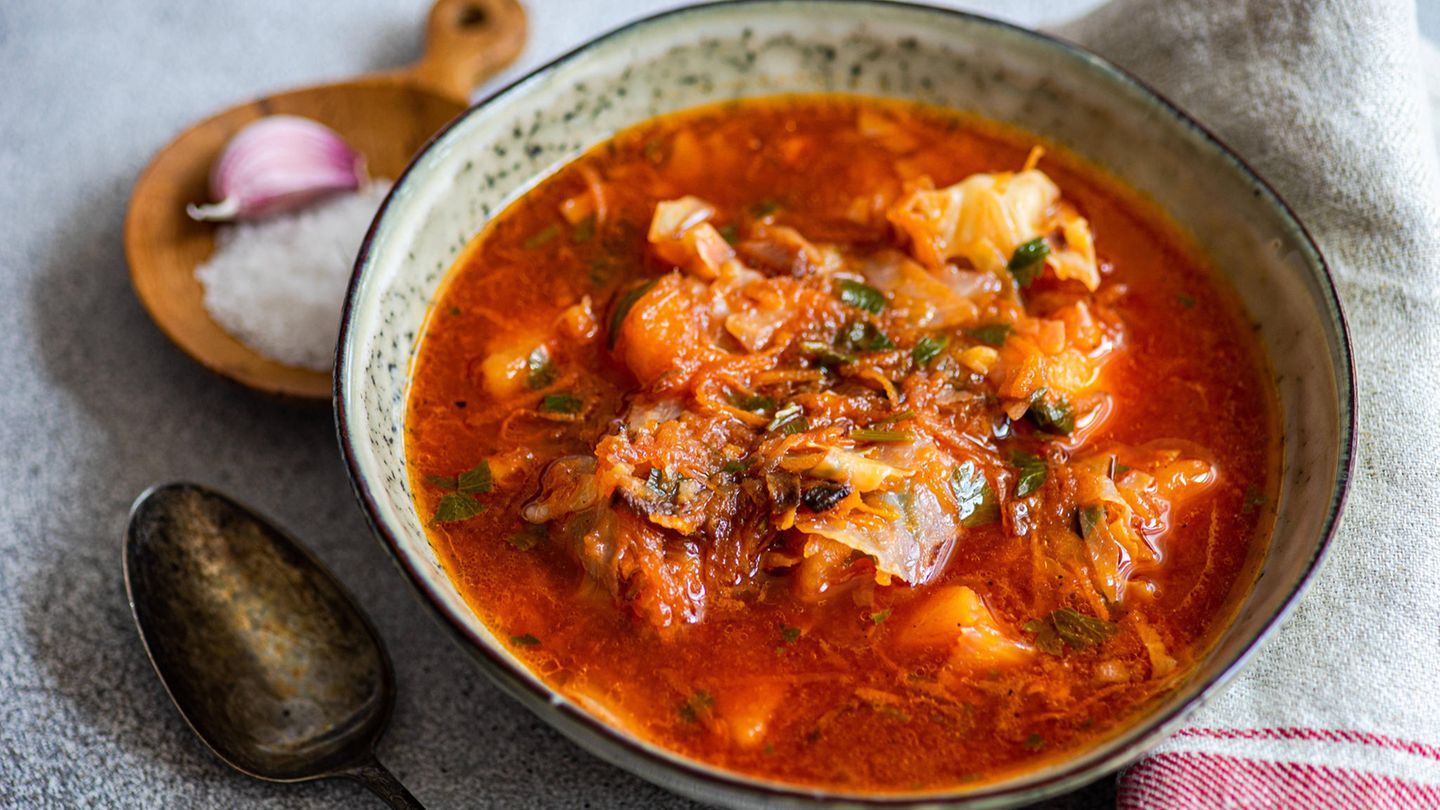 Auch traditionelle Gerichte befinden sich auf der Liste des immateriellen Kulturerbes. Ukrainischer Borschtsch wird aus Brühe, Roter Bete, Zuckerrüben oder fermentiertem Rübensaft zubereitet. Als Ausdruck der Gastfreundschaft bringt er Menschen jeden Alters, Geschlechts und jeder Herkunft an einem Tisch zusammen.