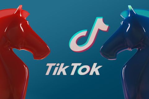 Zwei Schachfiguren vor einem TikTok-Logo