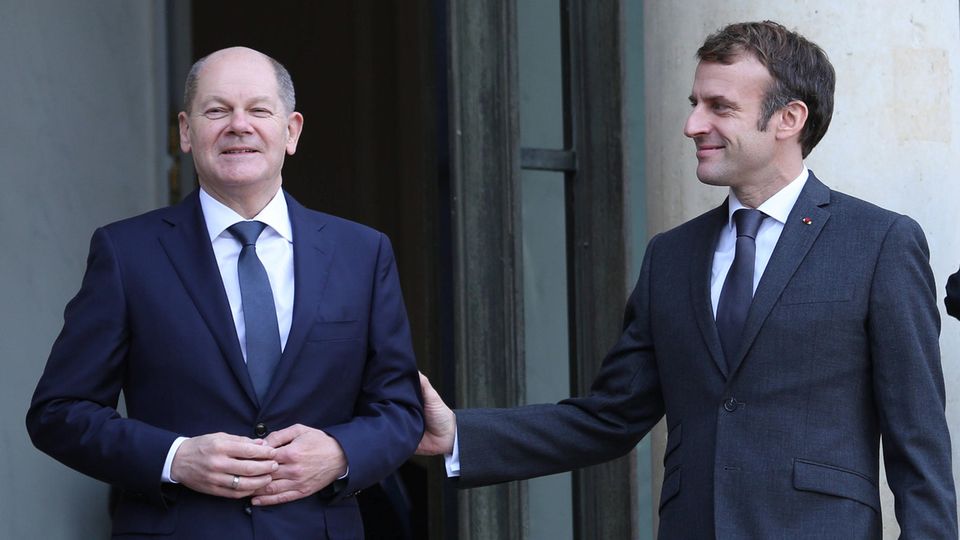 Scholz und Macron vor dem Élysée-Palast
