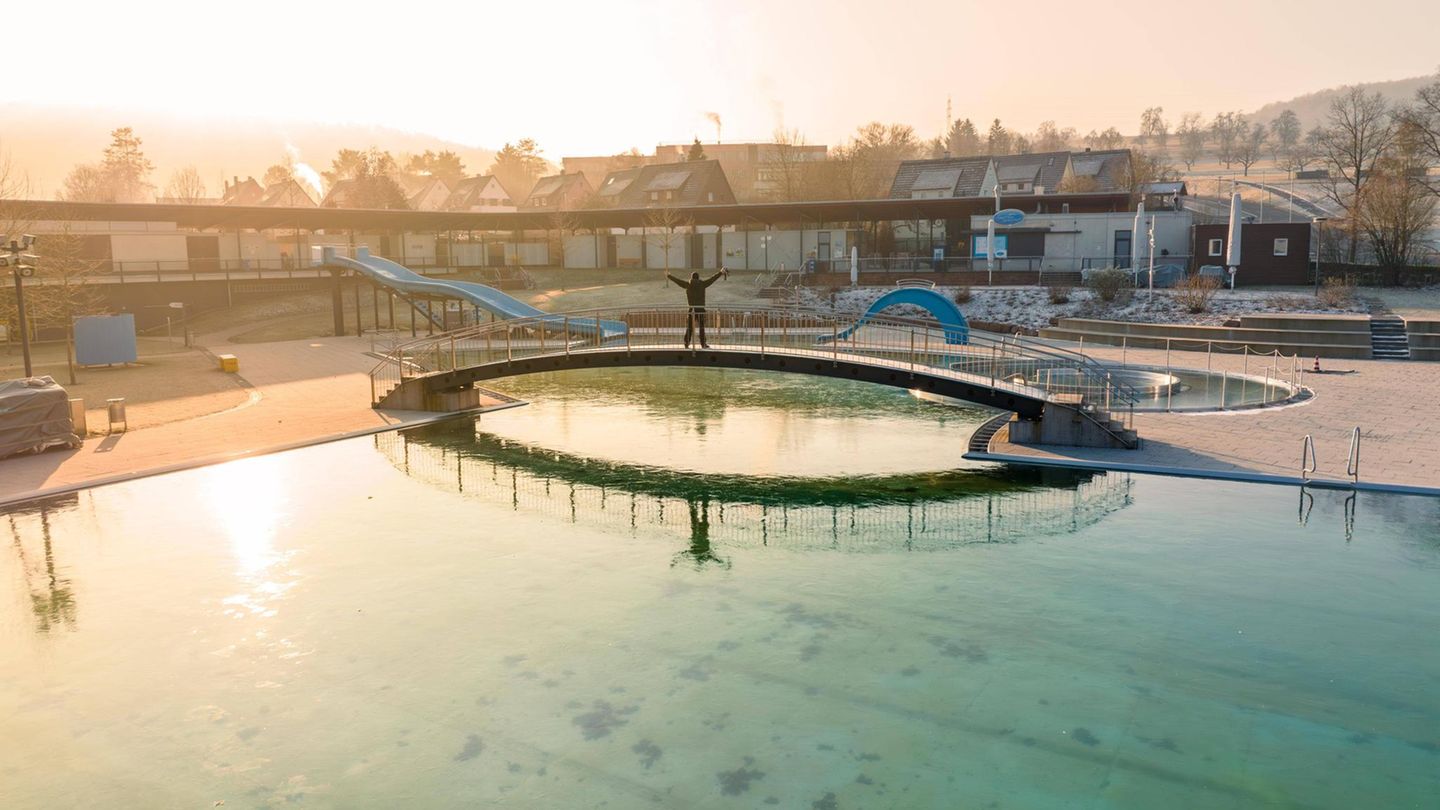 Ein leeres Freibad iim Sonnenschein