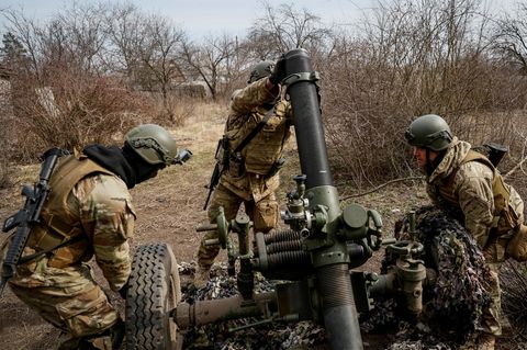 Bild aus dem Krieg Russlands gegen die Ukraine: Soldaten bei einem Einsatz