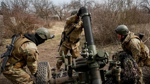 Bild aus dem Krieg Russlands gegen die Ukraine: Soldaten bei einem Einsatz