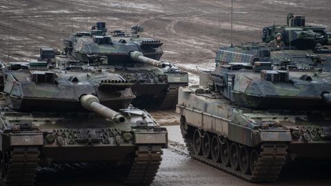 Drei Kampfpanzer der Bundeswehr vom Typ Leopard 2A6 und ein Schützenpanzer vom Typ Puma