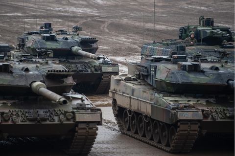 Drei Kampfpanzer der Bundeswehr vom Typ Leopard 2A6 und ein Schützenpanzer vom Typ Puma