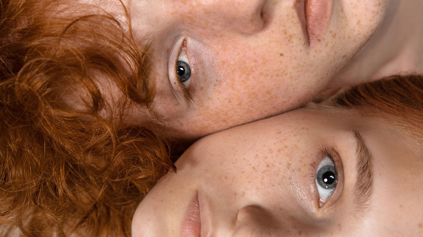 Zwei Frauen nebeneinander