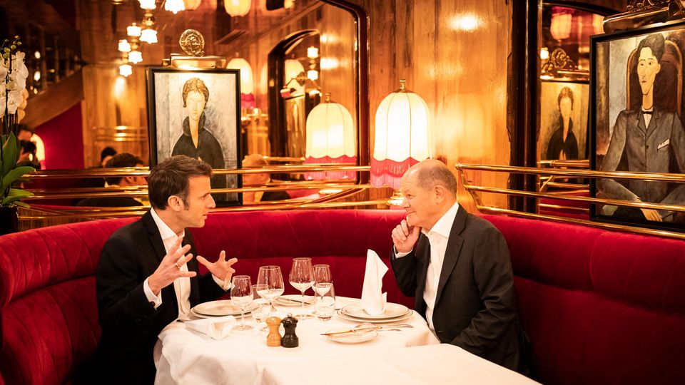 Scholz Macron Macron and Scholz in "La Rotonde"