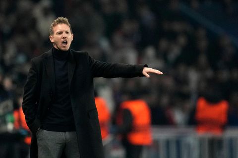 Julian Nagelsmann steht auf dem Spielfeld und gibt schreiend Anweisungen an die Spieler
