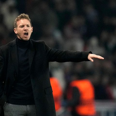 Julian Nagelsmann steht auf dem Spielfeld und gibt schreiend Anweisungen an die Spieler
