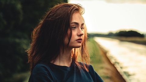 Depression: Junge Frau schaut mit leerem Blick in die Weite
