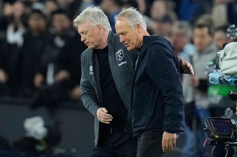 Nach der Niederlage in London muss sich Freiburg-Trainer Christian Streich von West Hams Manager David Moyes trösten lassen
