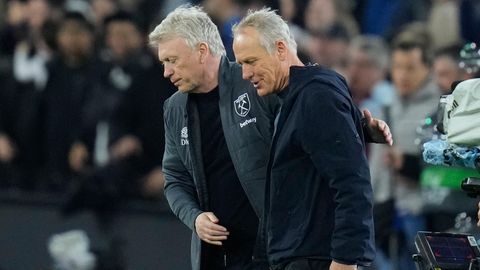 Nach der Niederlage in London muss sich Freiburg-Trainer Christian Streich von West Hams Manager David Moyes trösten lassen