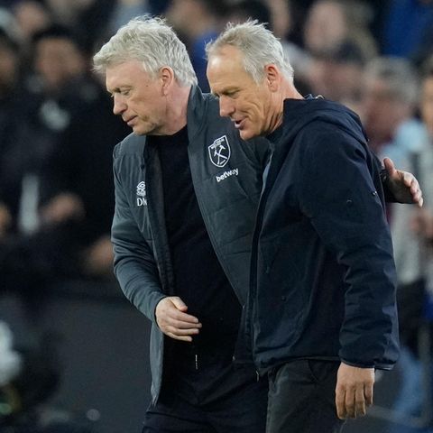 Nach der Niederlage in London muss sich Freiburg-Trainer Christian Streich von West Hams Manager David Moyes trösten lassen